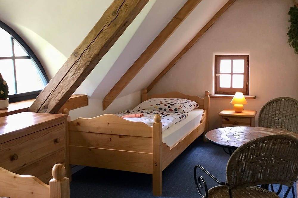Ganze Wohnung, Landidylle im urigen Reethaus im Grünen für bis zu 8 Personen, Halbecks-Hof in Lieschow, Ummanz
