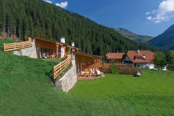 Chalet für 2 Personen, mit Balkon und Whirlpool sowie Terrasse und Garten