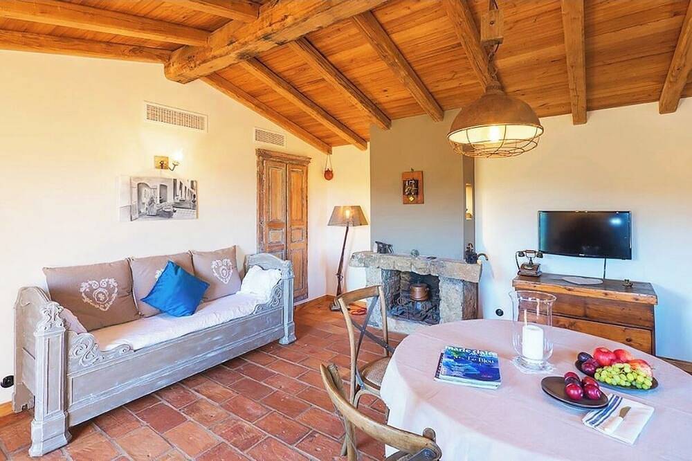 Secluded, contemporary sheepfold for 2, nestled on a hillside with swimming pool. in Figari, Sartène e dintorni