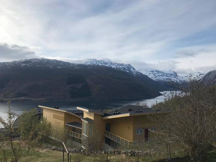Ferienwohnung für 6 Personen, mit Balkon und Terrasse sowie Seeblick und Ausblick in Odda