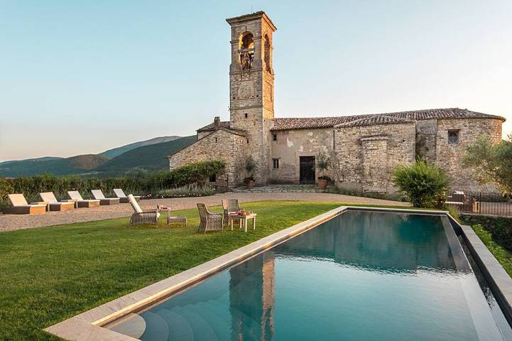 Villa for 20 people, with garden and pool in Perugia