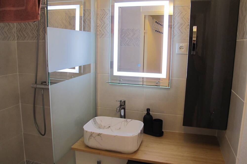 Geheel appartement, Beau studio cabine avec piscine et plage à 50m in Agay, Saint-Raphaël