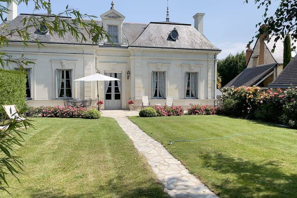 Authentique maison de charme du 19 ème avec grand parc ,rivière au fond, piscine in Longué-Jumelles, Vallée de la Loire
