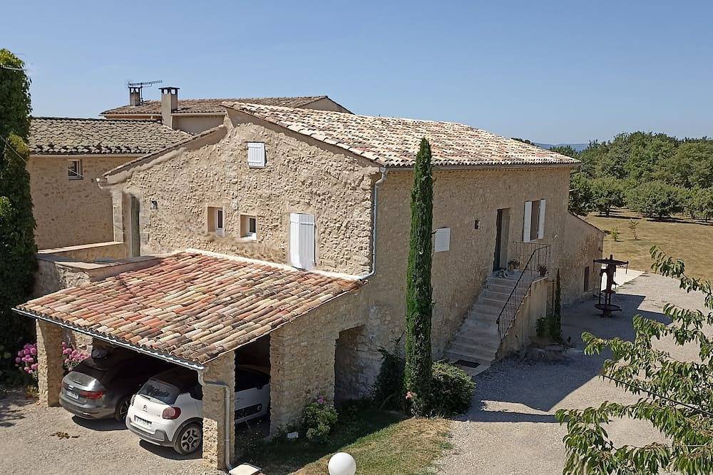 Charming, spacious gîte in the heart of nature, ideal for family vacations. in Forcalquier, Parc naturel régional du Luberon