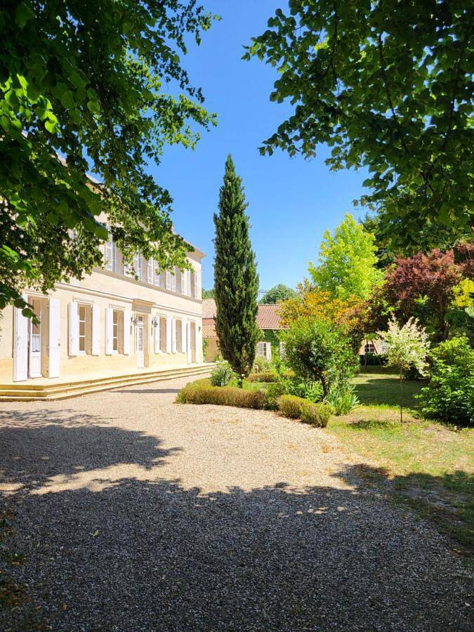 Gîte pour 4 personnes, avec Terrasse et Jardin ainsi que Piscine et Vue à Bayon-sur-Gironde
