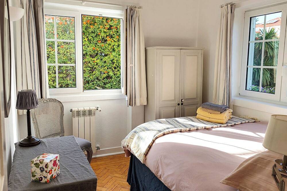 Traditional Villa  with pool and garden 15 minutes walk to sea front & beaches.  in Cascais e Estoril, Costa de Lisboa
