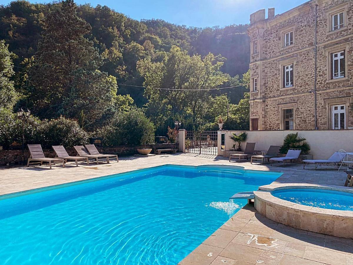 Queen Suite with Spa Bath in Saint-Uze, Région de Valence