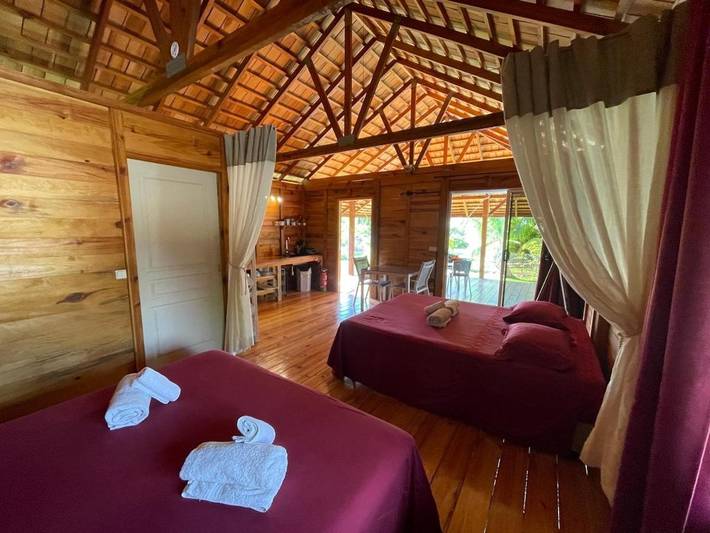 Maison de vacances pour 4 personnes, avec terrasse et piscine ainsi que vue et jardin