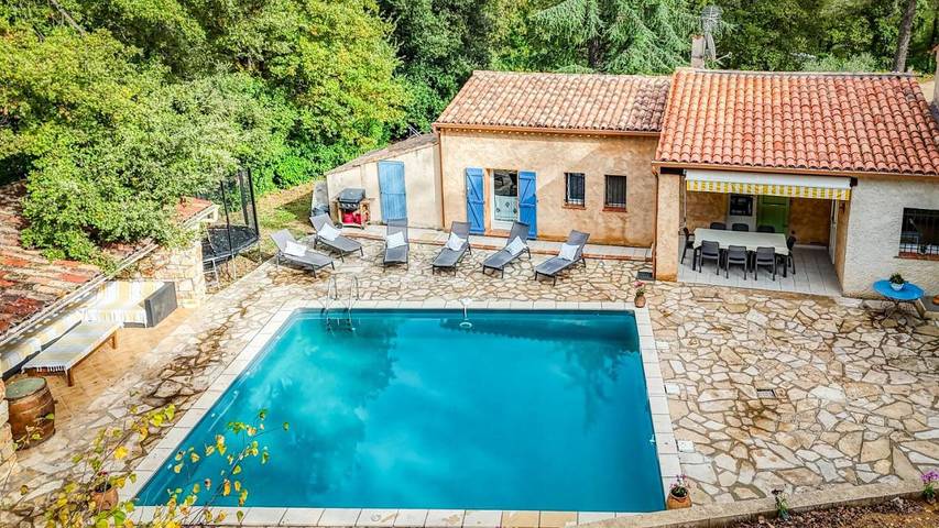 Location de vacances pour 2 personnes, avec vue et terrasse ainsi que piscine et jardin, animaux acceptés à Le Cannet-des-Maures - 4