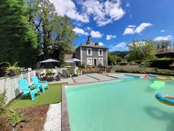 Cottage pour 4 personnes, avec vue et terrasse ainsi que jardin et piscine à Brivezac
