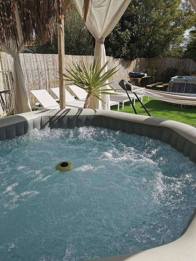Villa pour 8 personnes, avec Balcon et Jacuzzi ainsi que Terrasse et Jardin à Béziers
