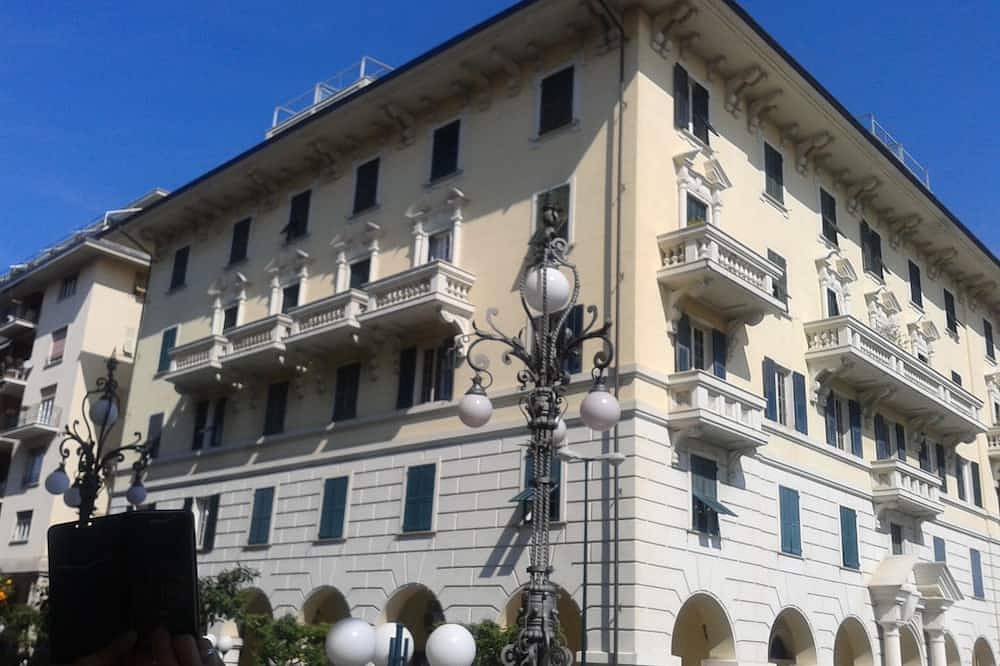 Entire apartment, Garden residence central apartment opposite train station in Chiavari, Riviera di Levante