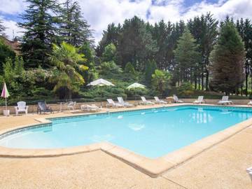 Gîte pour 4 personnes, avec piscine ainsi que jardin et terrasse à Mazeyrolles