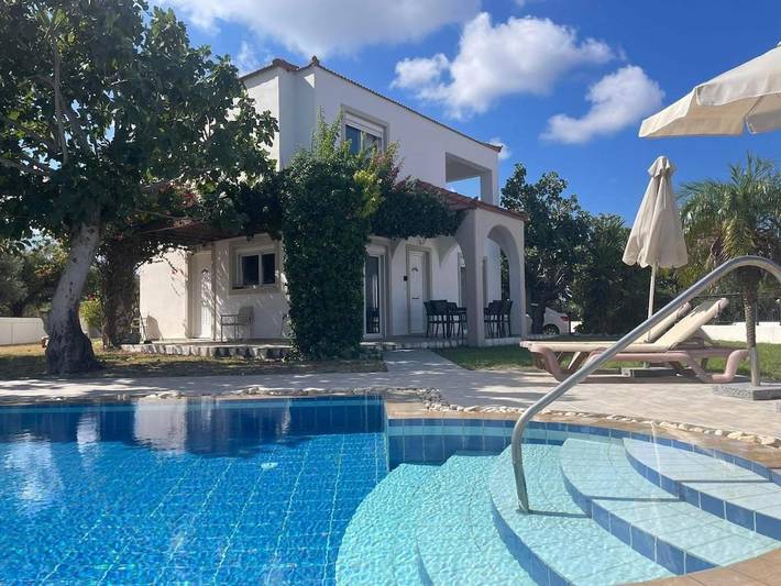 Villa for 6 people, with Balcony and Terrace as well as Garden and Pool in Fanes