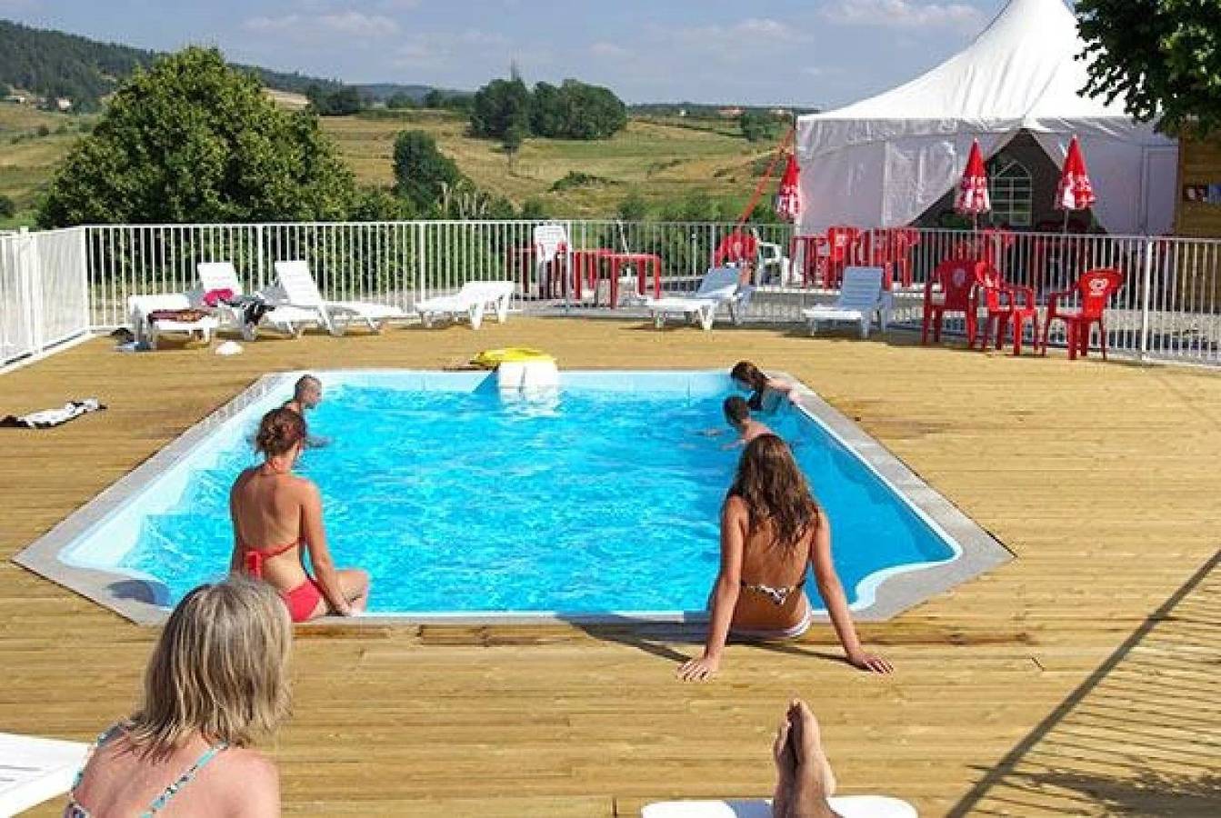 Zecamping 3* piscine chauffée chiens acceptés cabane Bbq 5m2 2 pers in Langogne, Mende und Umgebung
