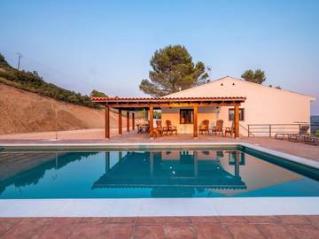 Casa rural para 21 personas, con jardín y piscina en La Alcarria