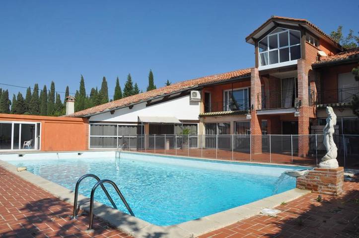 Chambre d’hôte pour 6 personnes, avec Terrasse et Jardin ainsi que Piscine et Sauna