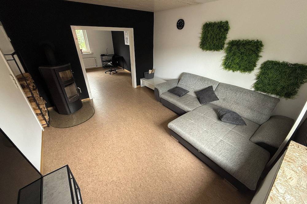 Ganze Wohnung, Große Ferienwohnung mit Garten und Wallbox - auch Haustiere willkommen in Künzell, Rhön-Hessen