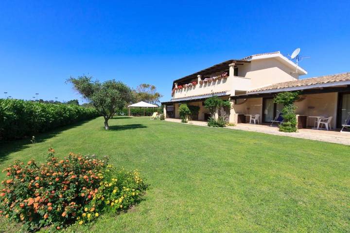 Apartahotel para 2 personas, con jardín y vistas en Villasimius
