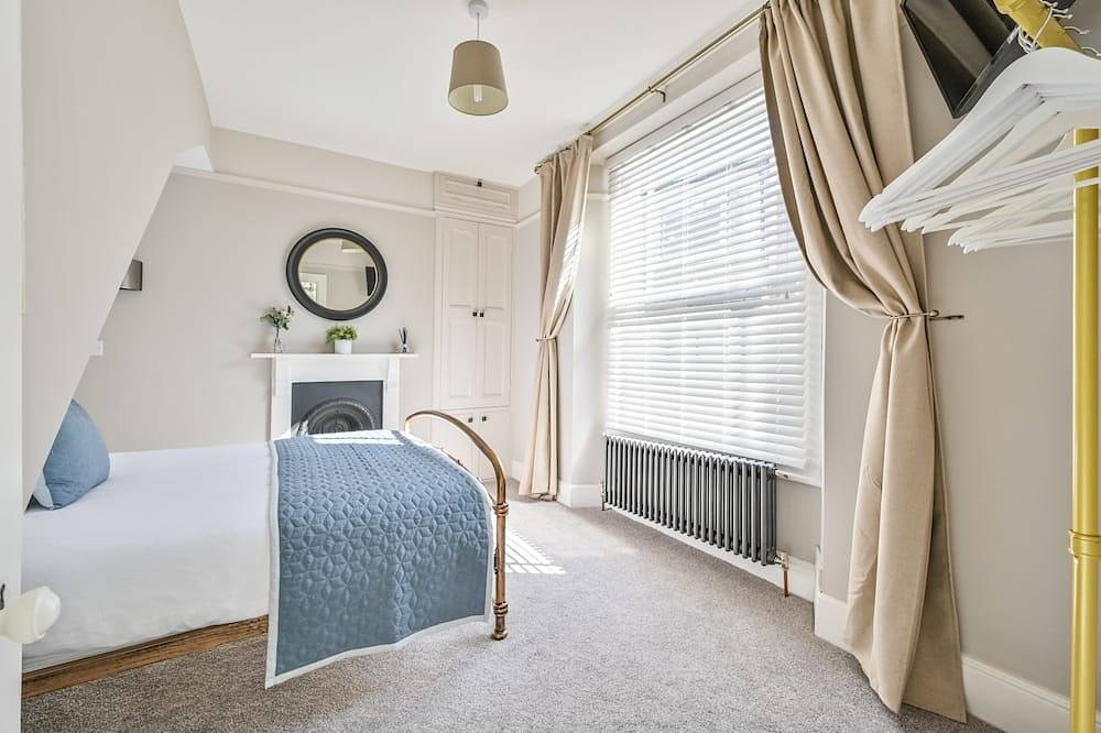 Charming Three Story Townhouse footsteps away from the historic harbour. in Looe, Cornwall