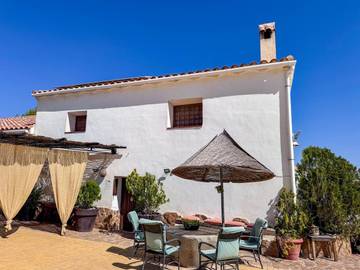 Casa rural para 10 personas, con vistas además de piscina y jardín en Comarca de Baza