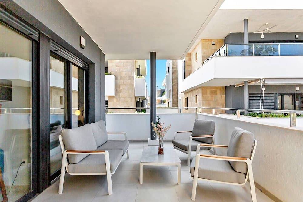Entire apartment, Lovely first floor apartment, heating pool ! in Playa Flamenca, Orihuela