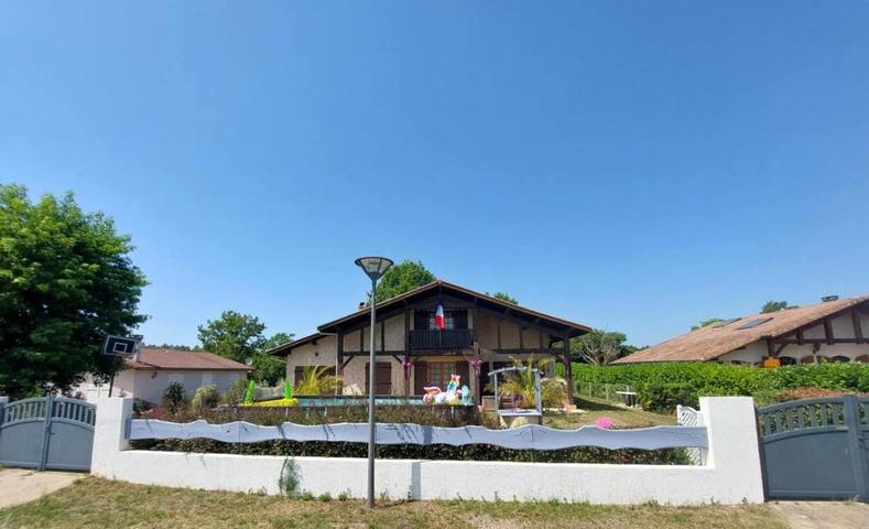 Appartement de vacances pour 4 personnes, avec vue ainsi que jardin et piscine, animaux acceptés