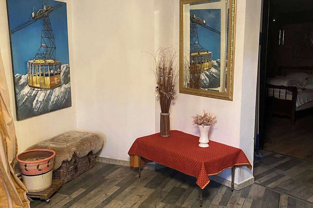 Entire apartment, 8-bed 2-bathroom apartment in the heart of the village in Formiguères, Prades region