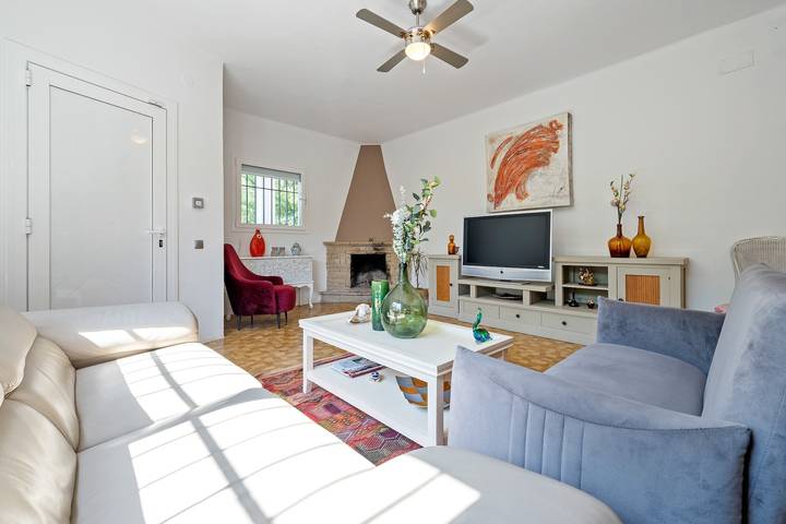 Chalet '50 M to the Beach' con terraza privada, Wi-Fi y aire acondicionado in Coma-ruga, Vendrell