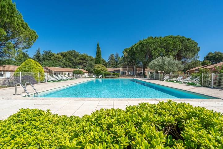 Gîte pour 4 personnes, avec jardin ainsi que piscine et terrasse à La Roque-sur-Pernes - 2