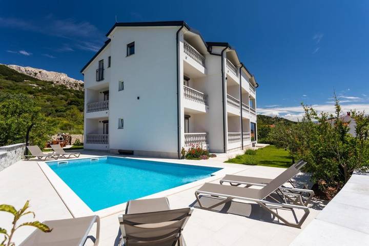 Alojamiento y desayuno para 4 personas, con piscina además de vistas y terraza - 1