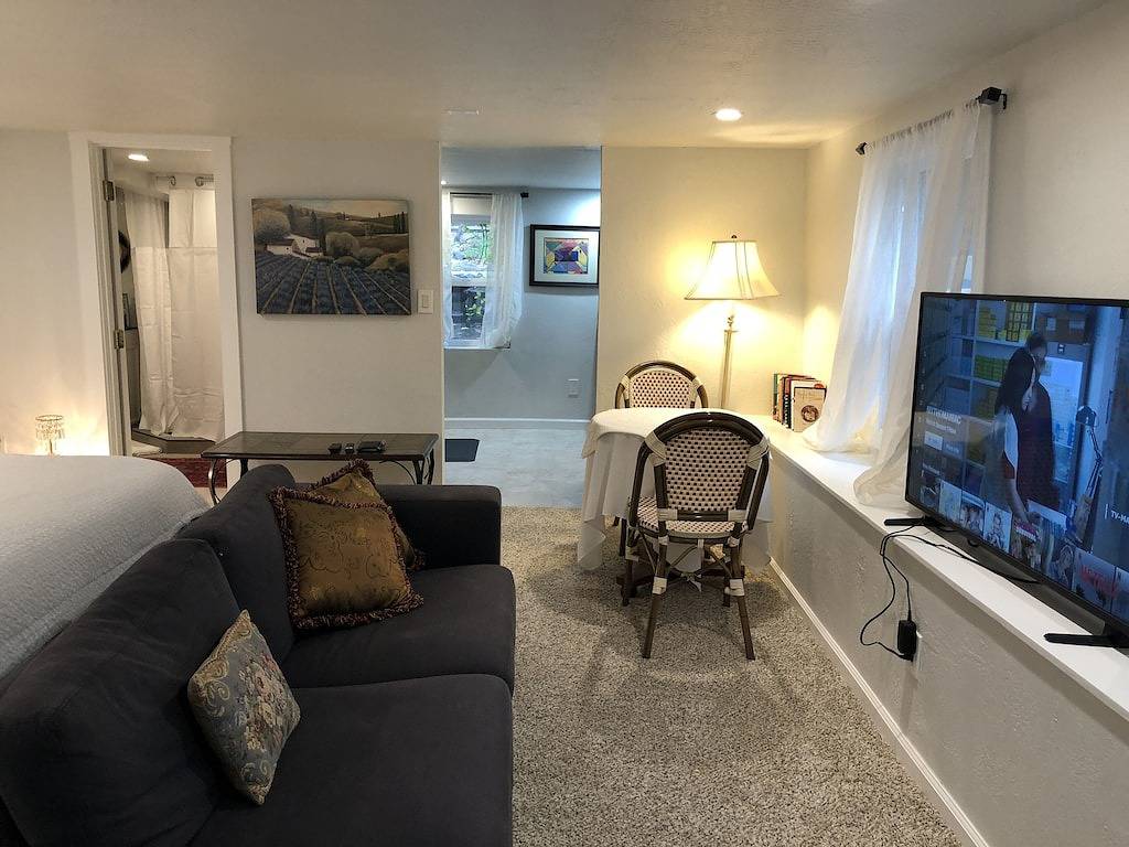 Einladende neue Effizienzwohnung auf Eagle Hill in Redwood City in Redwood City, Silicon Valley