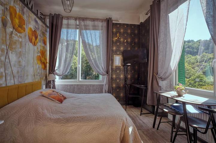 Gîte pour 2 personnes, avec Terrasse à Olliergues