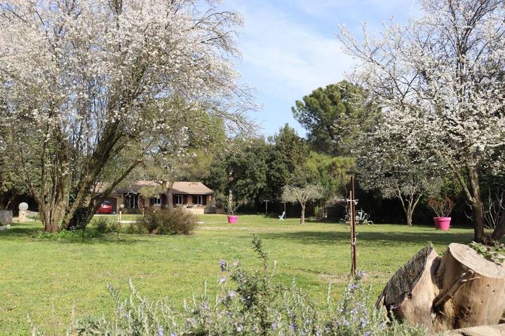 Cottage pour 2 personnes, avec jardin et piscine à Mornas