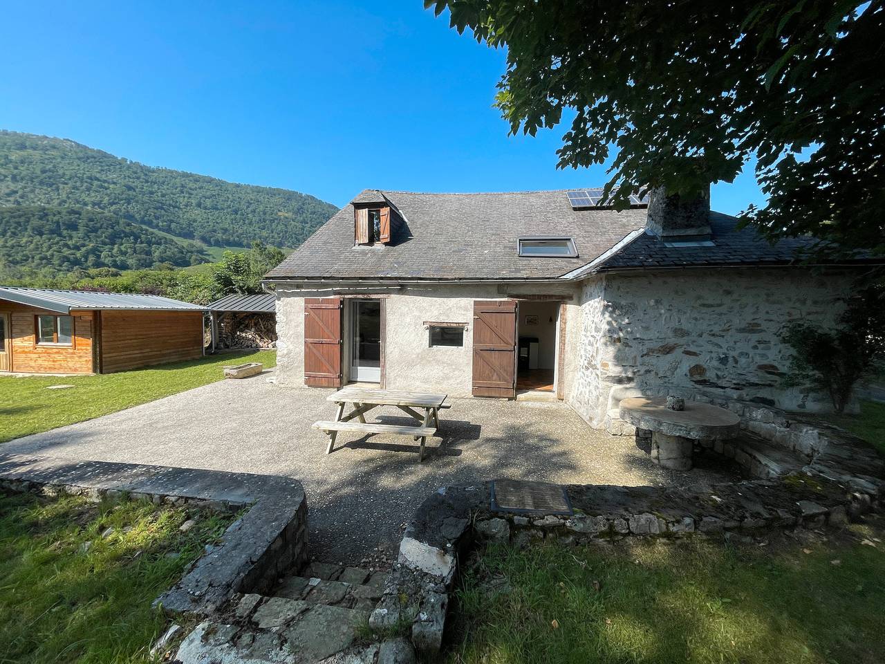 Vakantiehuis 'Ancienne Bergerie' met bergzicht, gedeeld terras en privé tuin in Castet, Béarn