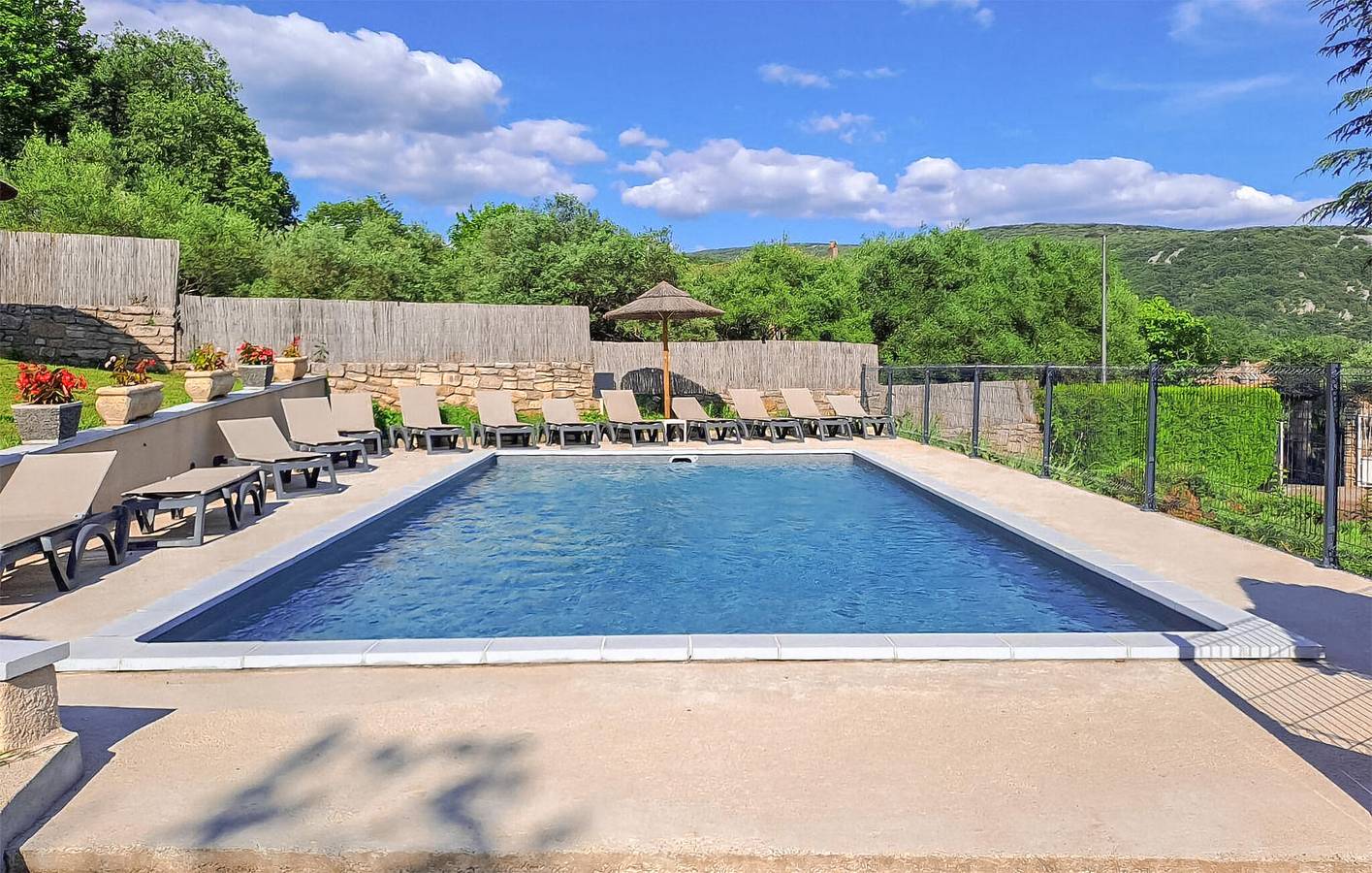 Apartamento vacacional entero, Acogedor apartamento de 2 dormitorios con TV, piscina y aparcamiento cerca de Salavas in Vallon-Pont-d'Arc, Gorges de l’Ardèche