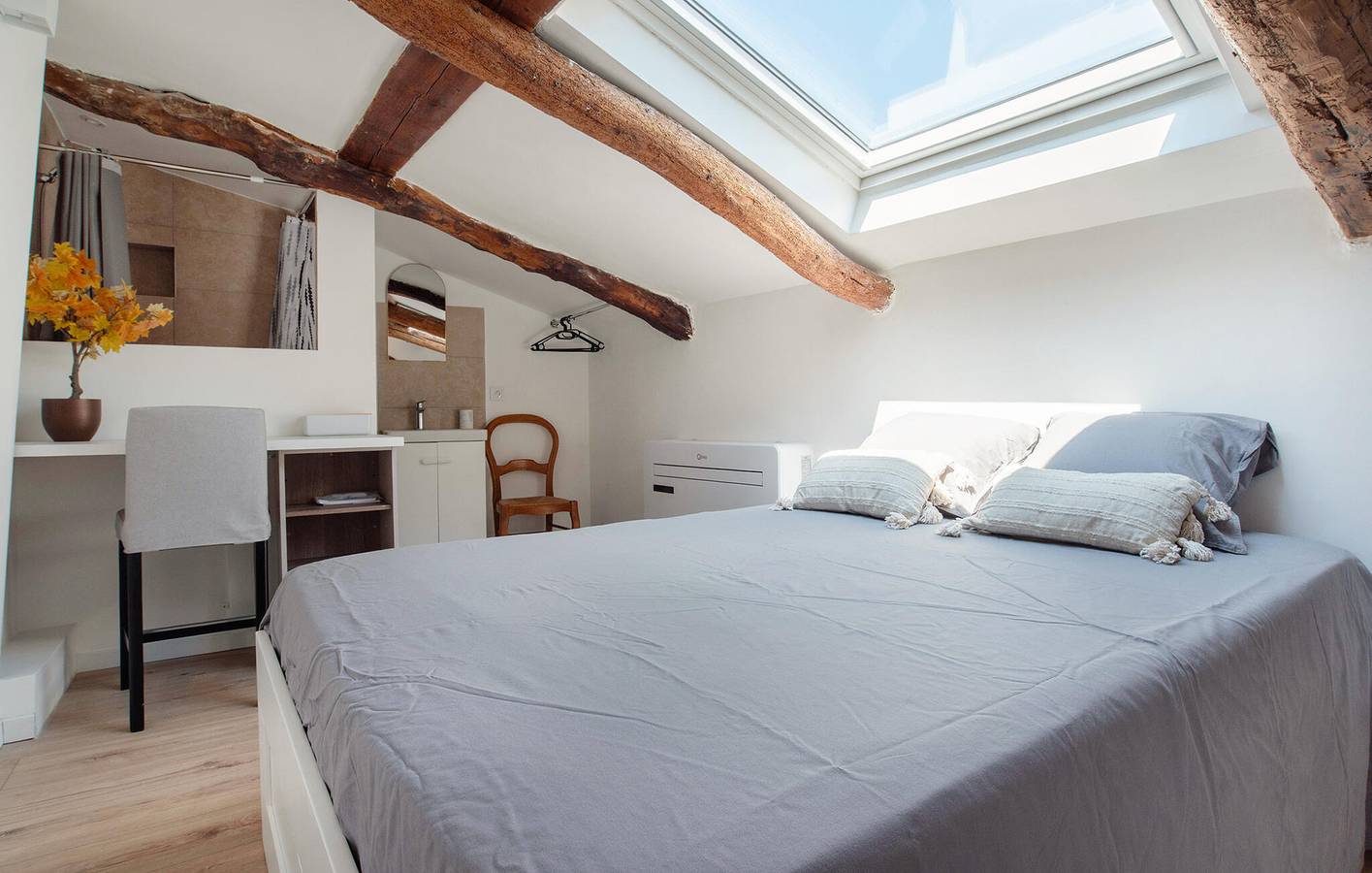 Ganze Ferienwohnung, Gemütliches Apartment mit WiFi, AC, Parkplatz - Nähe Restaurants & Fluss in Solliès-Pont, Toulon Region