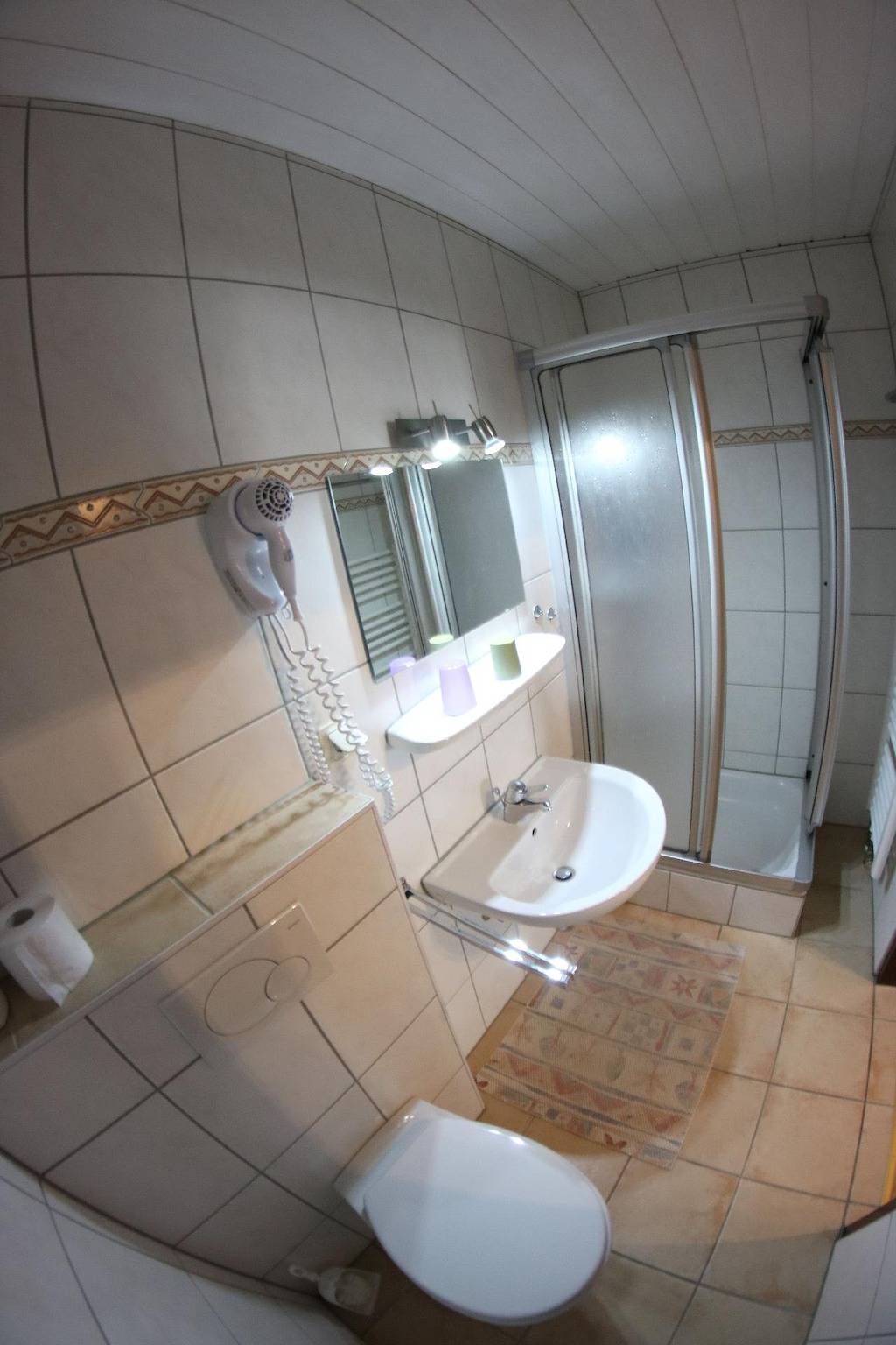 Ganze Ferienwohnung, Studio "Haus Budinger" mit Bergblick in Alf, Traben-Trarbach und Umbegung