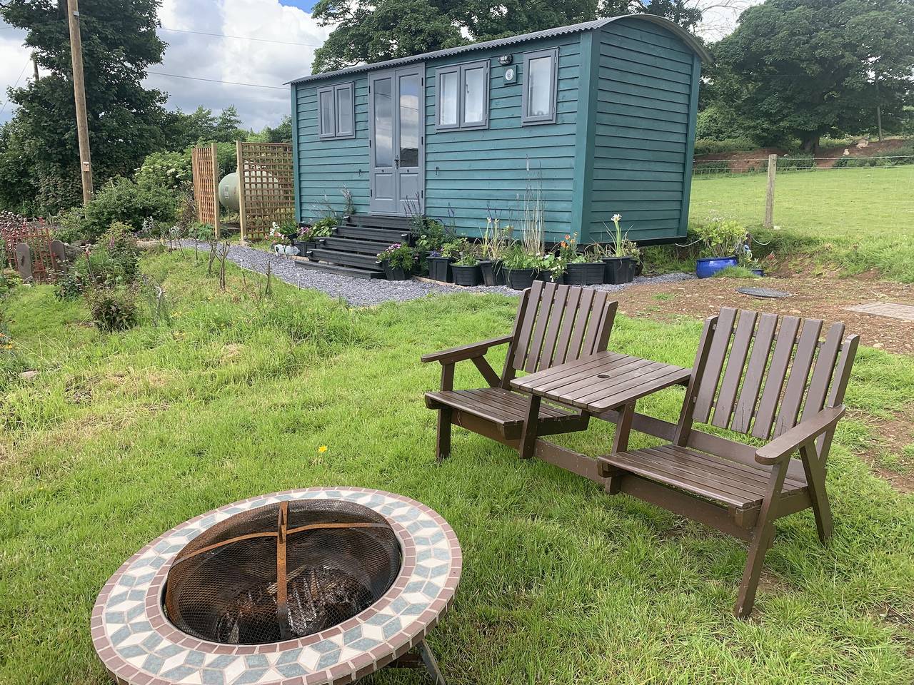 Shepherds Hut with Hot Tub, North Wales, Anglesey in Isle of Anglesey