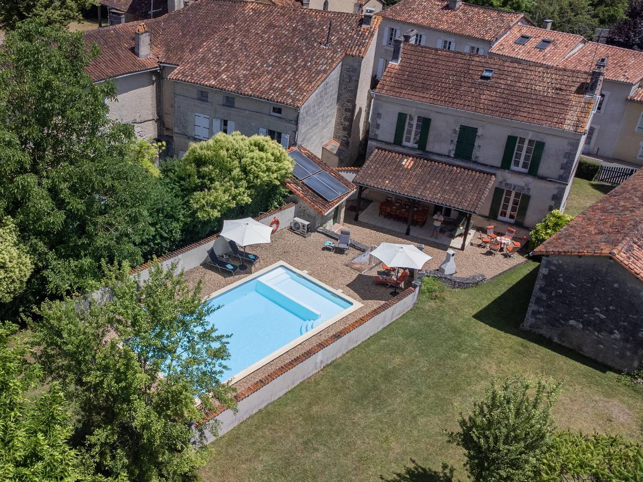 Groot familiehuis met zwembad vlak bij rivier in Charente