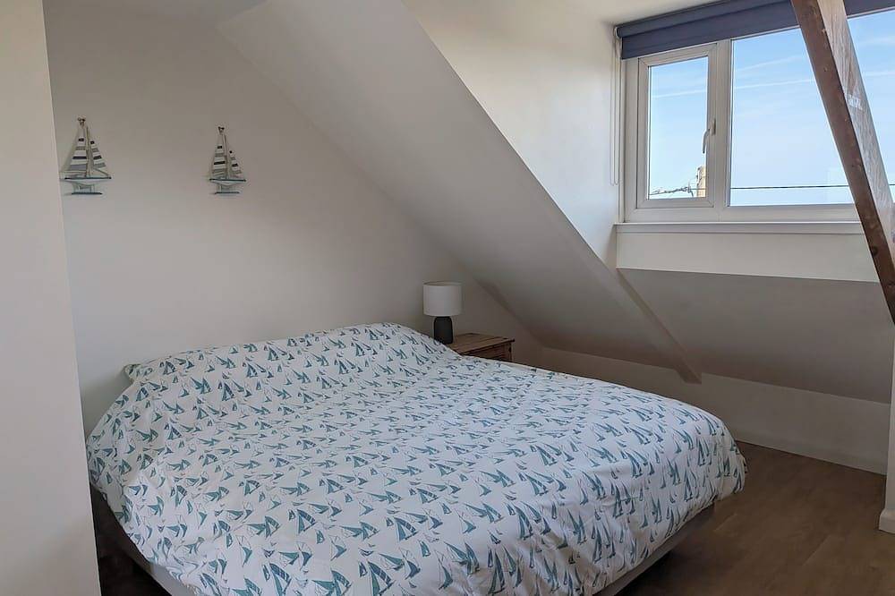 Starfish Cottage - Crantock Beach North Cornwall sleeps 8, parking for 2 cars in Crantock, Cornwall