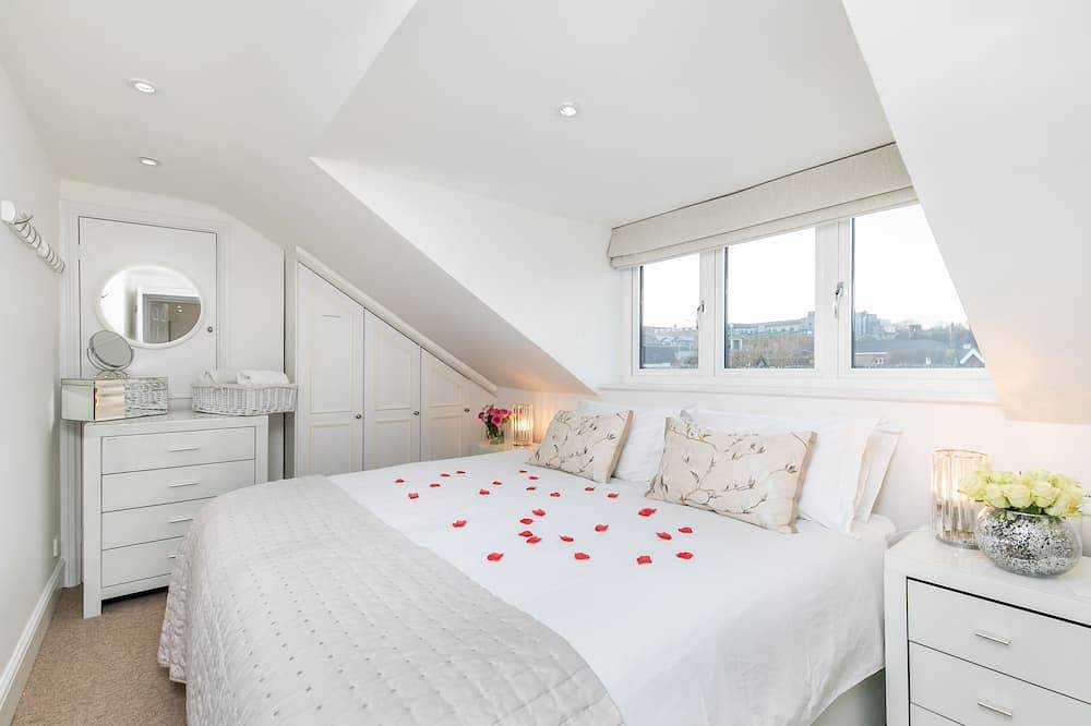 Entire apartment, The Sky Penthouse, City Centre Luxury in Winchester, South Downs