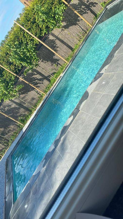 Gîte pour 4 personnes, avec vue et terrasse ainsi que jardin et piscine à Waregem