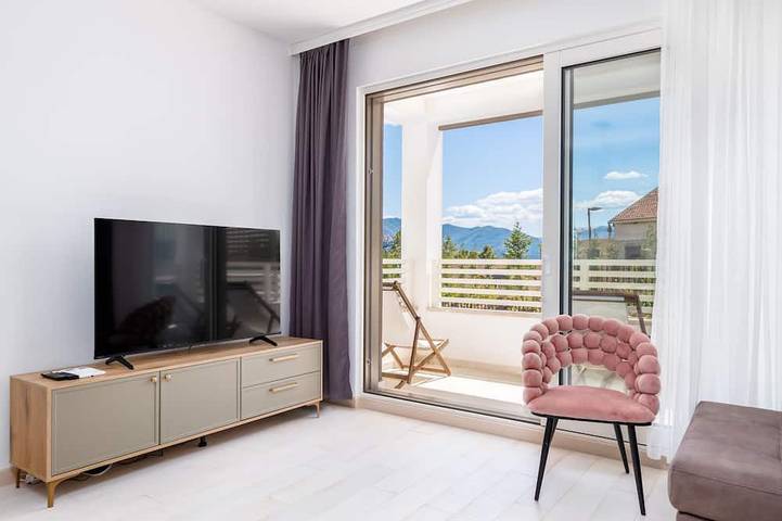 Ferienwohnung für 6 Personen, mit Balkon und Pool in Montenegro
