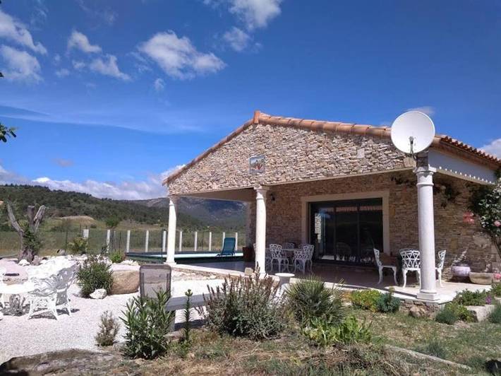 Location de vacances pour 8 personnes, avec vue ainsi que jardin et piscine à Félines-Minervois