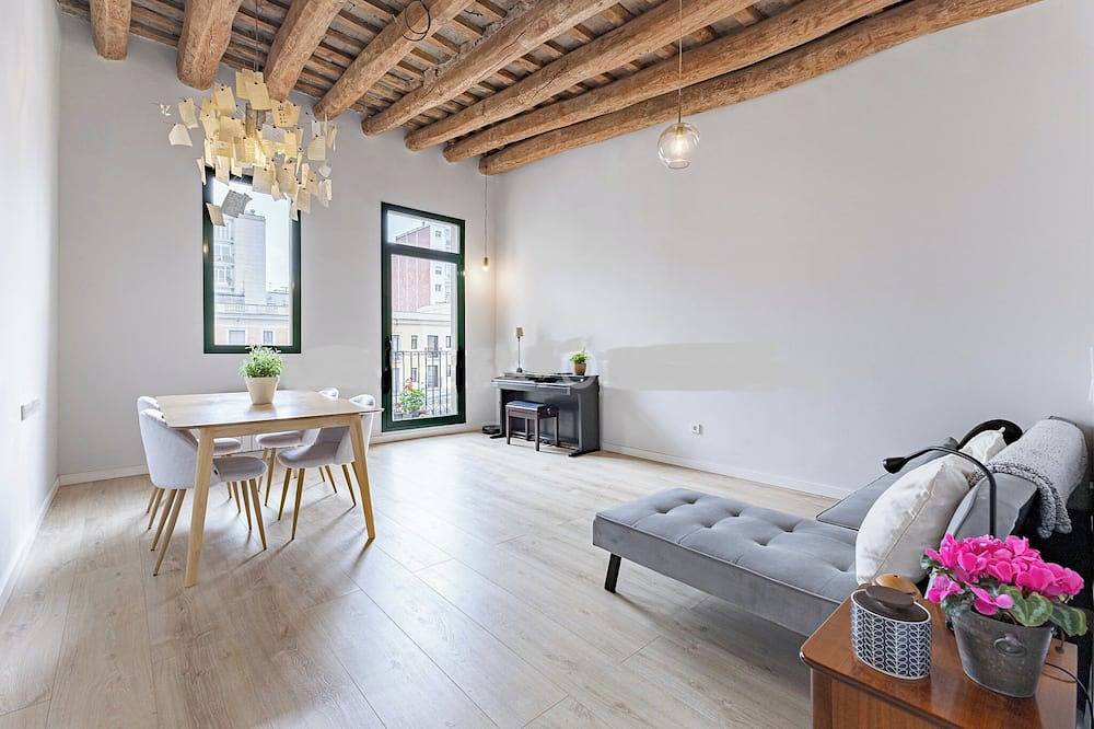 Apartamento entero, Authentic Gem in Quaint Market Plaza in Barcelona in Sant Andreu, Barcelona