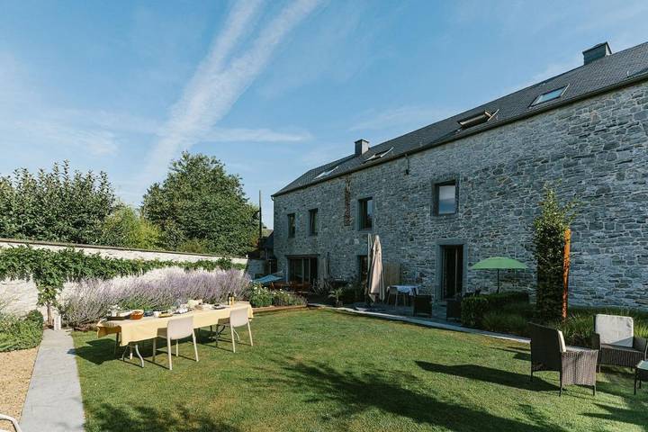 Location de vacances pour 2 personnes, avec Terrasse et Jacuzzi ainsi que Jardin et Vue à Onhaye