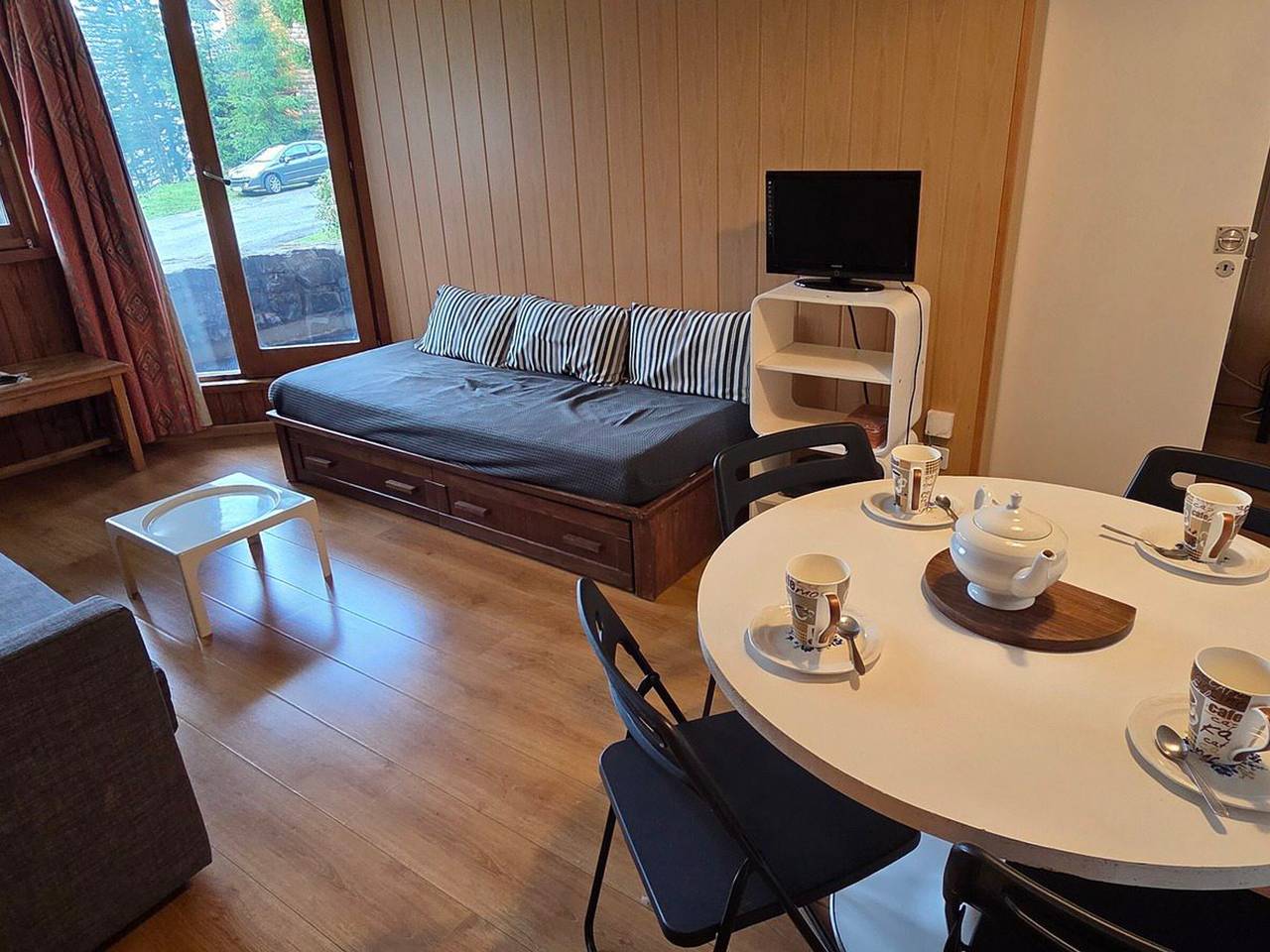 Entire apartment, 4-person Apt, ski-in/ski-out, Wifi, balcony, near Village des Enfants in Morzine, Les Portes du Soleil