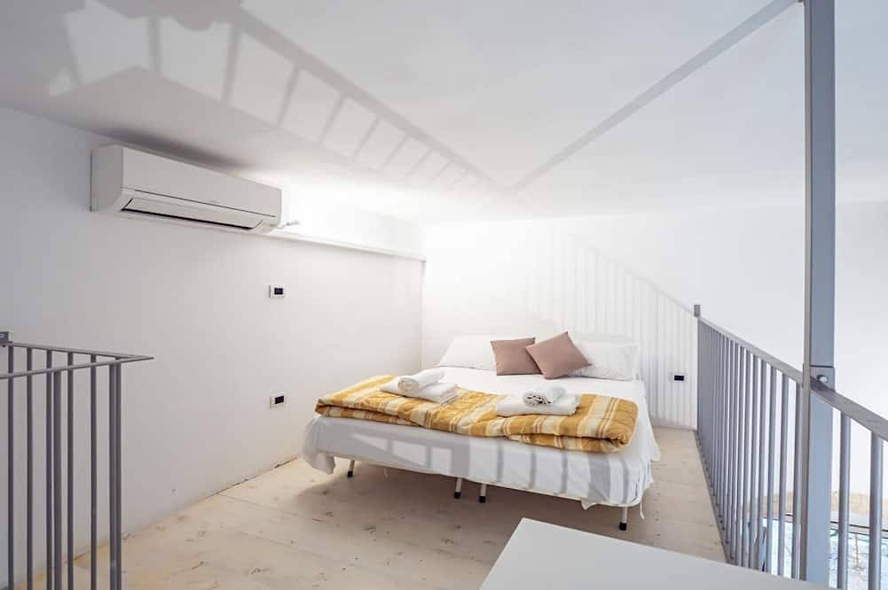 Ganze Wohnung, Guesthost - Cozy apartment on two levels that can accommodate up to 2 people, located in the center of Galatone, a lovely village in Salento a few km from the sea and close to Gallipoli and the Porto Selvaggio Natural Park. Halfway between the beaches of in Galatone, Golf von Tarent