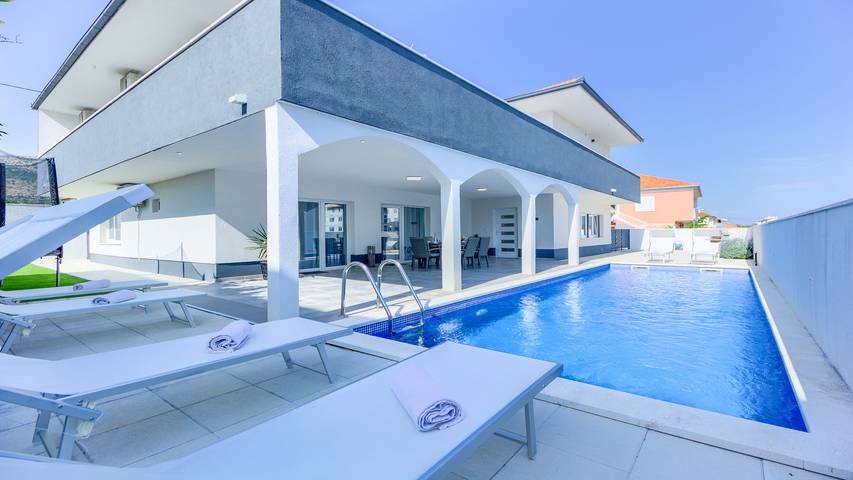 Villa für 10 Personen, mit Balkon und Pool in Trogir